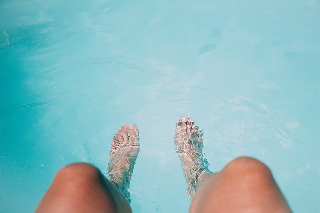 Nohy ponořené v bazénu.jpg